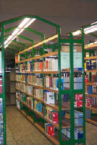 Bücherregale in der Bibliothek